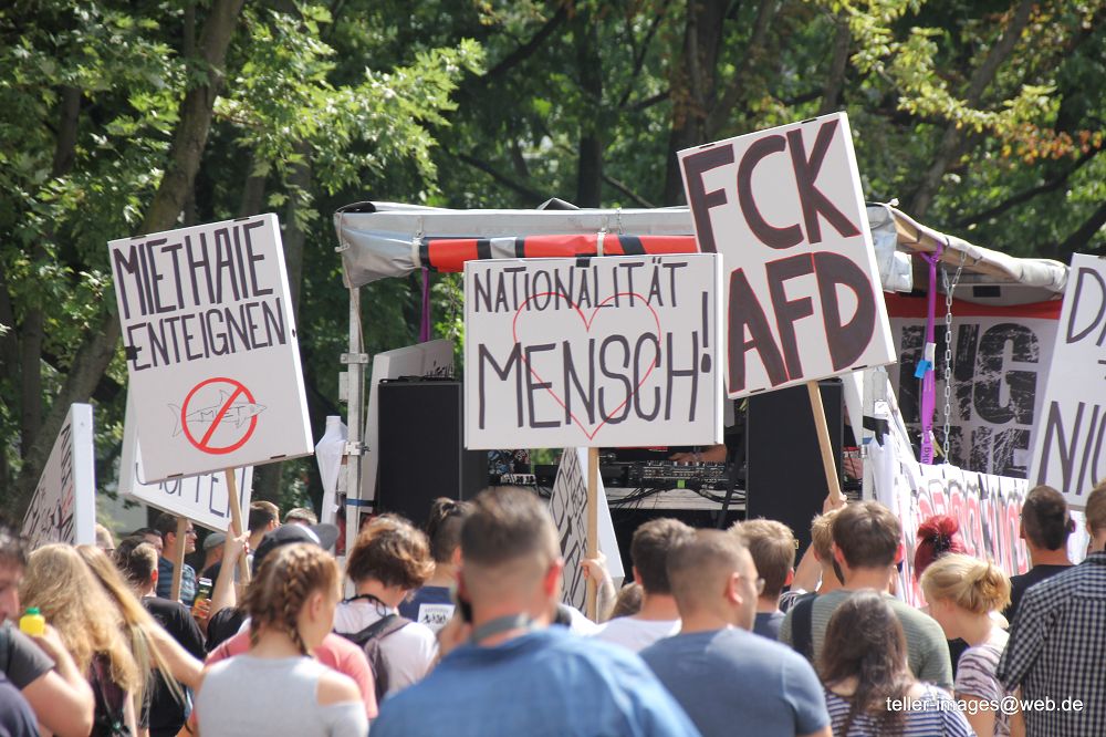 Wenn Menschen zusammenstehen, lokale Initiativen unterstützen und sich für Demokratie stark machen, können sie Veränderungen bewirken.