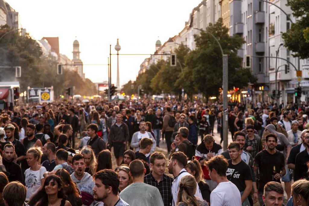 Der Zug der Liebe sieht auf der Straße oft aus wie ein spontaner Glückszug mit Bass. Aber das ist eine Illusion.